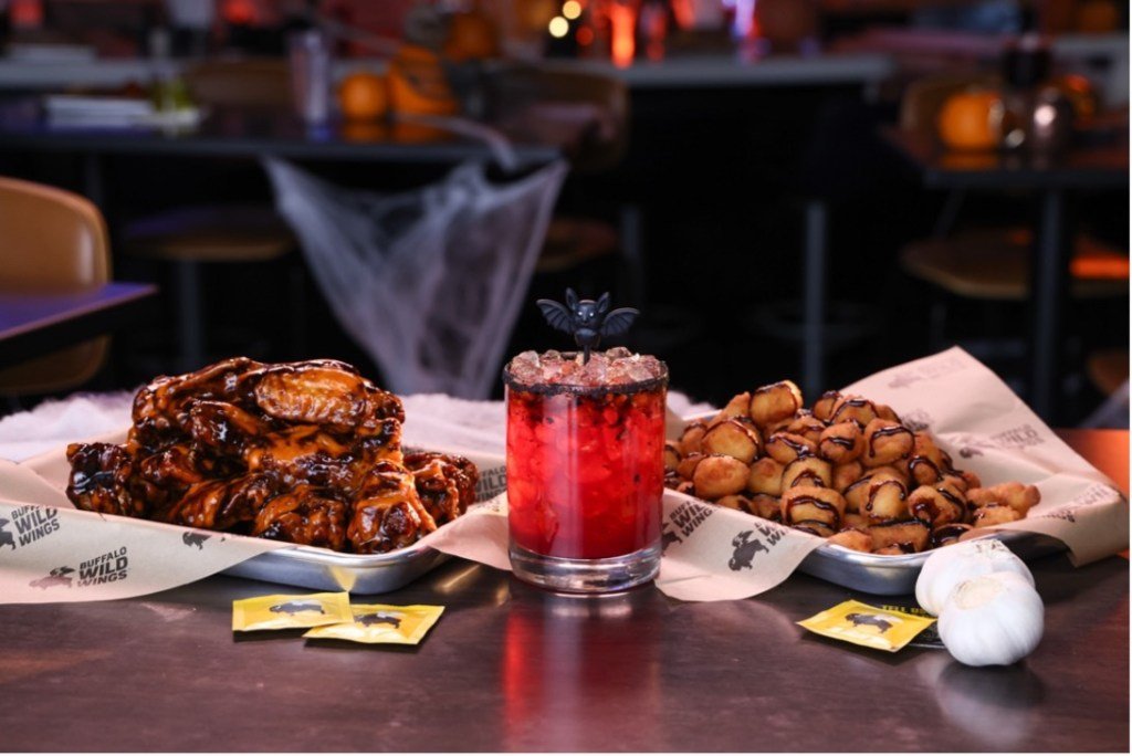Buffalo Wild Wings Fright Feast — Black Garlic Wings + Cheese Curds